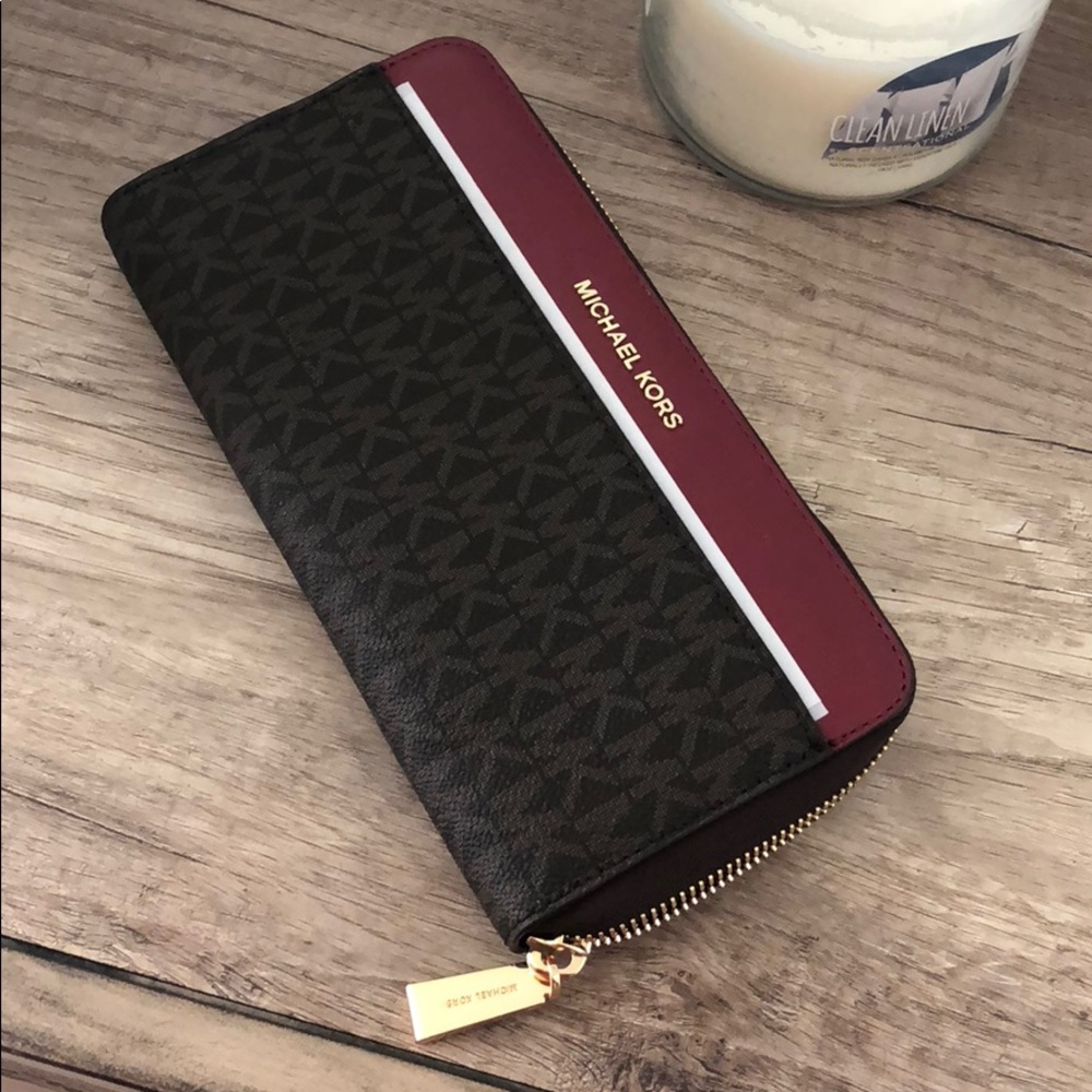 NWT! Michael kors signature wallet